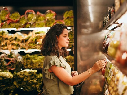 A variedade de alimentos frescos nas prateleiras dos supermercados contrasta com a dificuldade crescente de transformar qualidade em uma escolha acessível