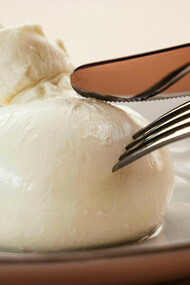 Burrata di tradizione. Certo, burrata e stracciatella, anche le più buone, mangiate a Milano, o anche fuori frontiera, saranno sicuramente buonissime, ma chi ne avesse la possibilità dovrebbe assaggiare quelle artigianali, qui dove nascono, nel territorio di origine, per assaporarne la freschezza del gusto e sentire l’importanza della tradizione nel piatto e al palato
