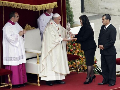 Floribeth Mora und Pope Francis I