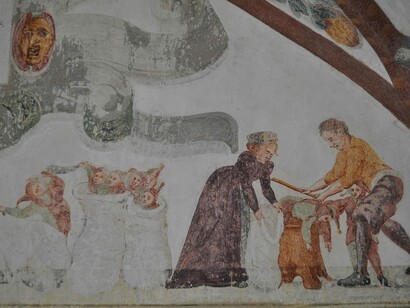 Le scene buffonesche di Castel Coira, curioso tema iconografico che decora la parete sud del loggiato. Photo Credits: Luca Cicchelli