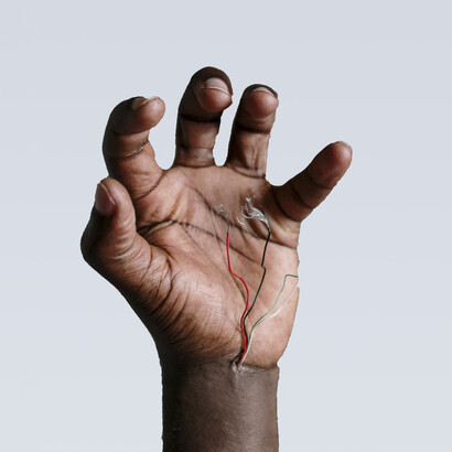 Muñeca de la que salen varios cables. Esteban Celis trabaja en un segundo dispositivo para escuchar el campo magnético de la tierra: irá en su cabeza y generará sonidos agradables con distintas variaciones