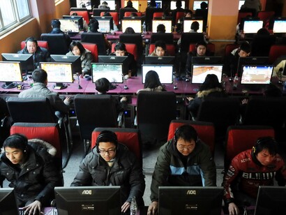 Sala de computadores com acesso à Internet