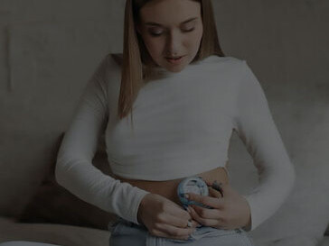 Eine Patientin setzt eine Insulinpumpe zur Behandlung von Diabetes ein