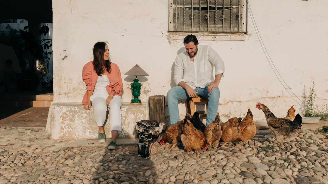 Dánae Marín, fundadora de Can Betelgeuse Studio, en la entrada de su taller en Manises, Valencia (España)