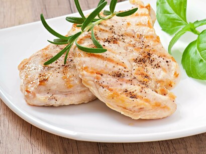 Fettine di tacchino: "...Ettore solleva la forchetta e si porta il pezzo di tacchino alla bocca masticandolo con cura ..."