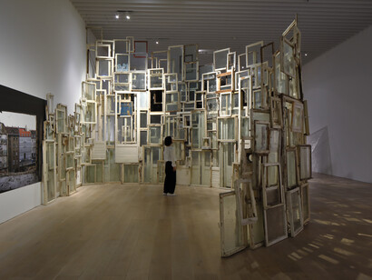 Shiota Chiharu, Inside – Outside, 2008/2019, Old wooden window, Dimensions variable, Courtesy: Kenji Taki Gallery, Nagoya/Tokyo, Installation view: Shiota Chiharu: The Soul Trembles, Mori Art Museum, Tokyo, 2019 © Sunhi Mang, Photo courtesy: Mori Art Museum, Tokyo