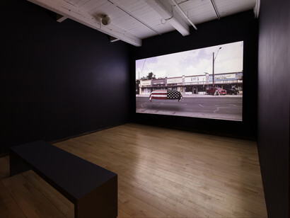 Vincent Valdez, Just a dream... (Solo un sueño...), vista de exhibición. Cortesía del MASS MoCA