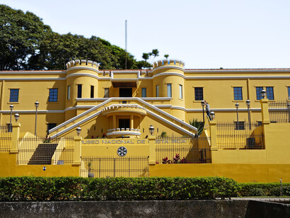 El principal oficio de los editores no es hacer libros, es deshacernos de los libros: hacer libros que el público acepte, que los quiera, que los lea. Fachada oeste del Museo Nacional de Costa Rica, antiguo Cuartel Bellavista, San José