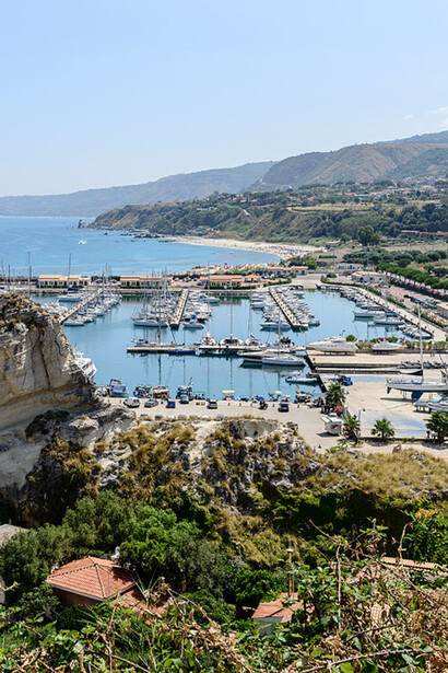Il porto di Tropea, Calabria, Italia. La Calabria per chi parte è come una madre che ti mette al mondo e poi ti abbandona (ph: Norbert Nagel) 