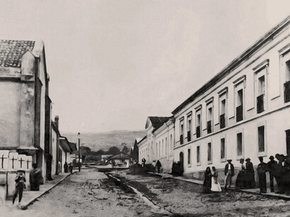 A la izquierda, el ábside de la iglesia San Nicolás Tolentino; a la derecha, el hotel Estrella del Norte (antiguo edificio de los padres jesuitas) y al norte, el colegio de San Luis Gonzaga, el mercado, etc. Foto de Henry G. Morgan, año 1892