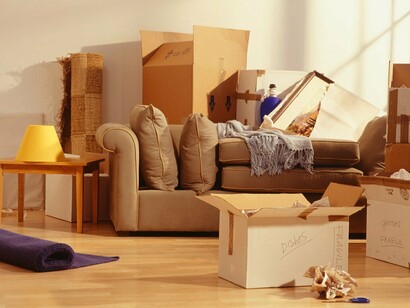 Un salón lleno de cajas tras una mudanza