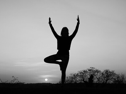 Lo yoga ci insegna che mentalmente possiamo imparare a prendere le distanze dalle nostre emozioni, soprattutto se negative