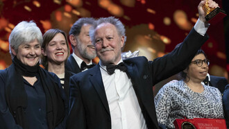 Nicolas Philibert che impugna l'orso d'oro al Festival di Berlino