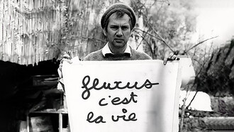Fluxus, l’art c’est la vie. Si c’est le cas, alors l'art est beau, laid, dérangeant, touchant, violent, réconfortant, dur, ou encore, joyeux, drôle, parfois triste