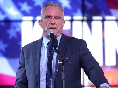Robert F. Kennedy, Jr. mentre parla con i sostenitori durante un comizio elettorale al Fox Tucson Theatre di Tucson, Arizona. 5 febbraio 2024, foto di Gage Skidmore