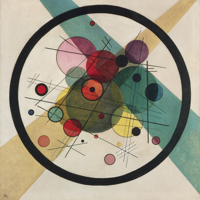 Vasilij Kandinskij, "Cerchi in un cerchio", (1923), Philadelphia Museum of Art, USA. L'opera compie oggi 100 anni e quell'equilibrio complesso tra le forme geometriche ci porta alle soglie di una sfera ultraterrena, dove entreranno senza riserve i surrealisti come Max Ernst, Joan Mirò e Paul Klee