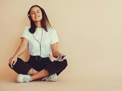 La música estimula múltiples áreas del cerebro, influyendo en la memoria, la atención y la función motora