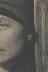 Georgia O'Keeffe con cappello nero, contro lo stipite di una porta di legno - fotografia di Alfred Stieglitz, Metropolitan Museum of Art, New York, Usa