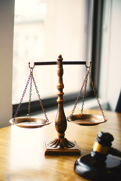 Giustizia, la bilancia. Rimanda naturalmente all'equilibrio/equità, ma più in generale questa simmetria ha a che fare anche con un'idea di armonia e ordine che si allarga dal piano giuridico a quello cosmico e metafisico