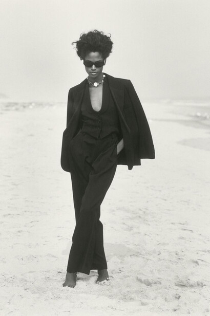 Rico Puhlmann, Karen Alexander in schwarzem Hosenanzug mit Weste aus Wolle von Yves
 Saint Laurent Rive Gauche, Gurney’s Inn Resort & Spa (Long Island, New York), 1991. Courtesy of Kunstbibliothek