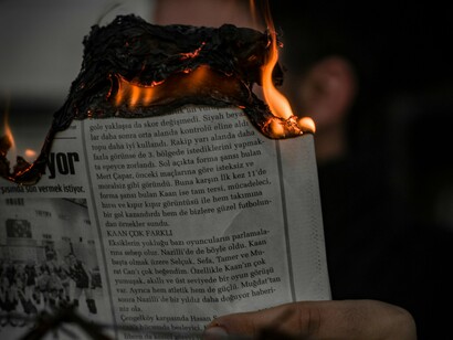 Jornal em chamas. Problemas antes raros são agora encarados como normais e, novas formas de viver surgem com a mesma rapidez com que evitamos lidar com as consequências. Tudo é cultura, e cultura não se enquadra em nada disso. Tudo, já pode ser demais
