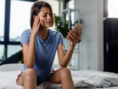 Mulher frustrada ao celular. Nesse texto muito se foi falado sobre o comportamento dos perfis masculinos e alguns podem argumentar “ah, mas tem perfis femininos problemáticos também” e sim, existem. Contudo, o fato de o comportamento dos usuários masculinos ser agressivo, sexual e por vezes machista foi relatado por centenas de milhares de usuárias, não apenas na seção de avaliação do aplicativo, como em seção de comentários de redes sociais, em memes, em podcasts, vídeos no youtube e em vários outros lugares




