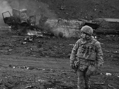 Soldados ucranianos frente a un vehículo destruido durante la invasión de Rusia