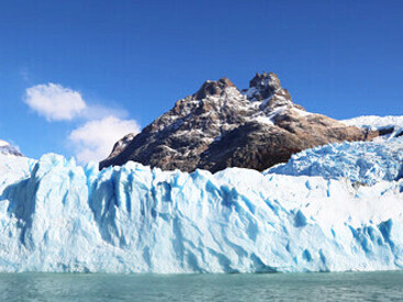 Fernando Módena representa esa búsqueda de sentido que todos emprendemos cuando las estructuras que creíamos sólidas se desmoronan ante la realidad.  Patagonia, Argentina, 2022