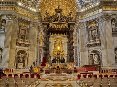 Baldacchino della basilica di San Pietro, di Gian Lorenzo Bernini, (1624-1633), Roma, Italia. I pellegrini non possono astenersi dall'osservare le meraviglie artistiche che la “grande fabbrica” racchiude: il baldacchino, la Pietà di Michelangelo, le tombe, la scala regia, la cupola sono solo alcuni dei motivi di ammirazione