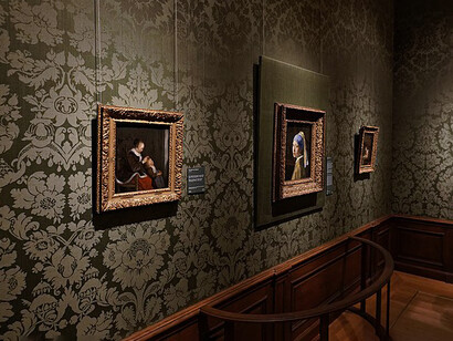 Ragazza con l'orecchino di perla, (ca. 1665), di Johannes Vermeer (1632-1675). Mauritshuis, Sala 15, L'Aia, Paesi Bassi. E così il tempo fermato nel dipinto induce anche la sospensione del tempo nella coscienza di chi guarda