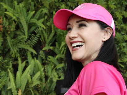 Mujer participando en una campaña para la lucha contra el cáncer