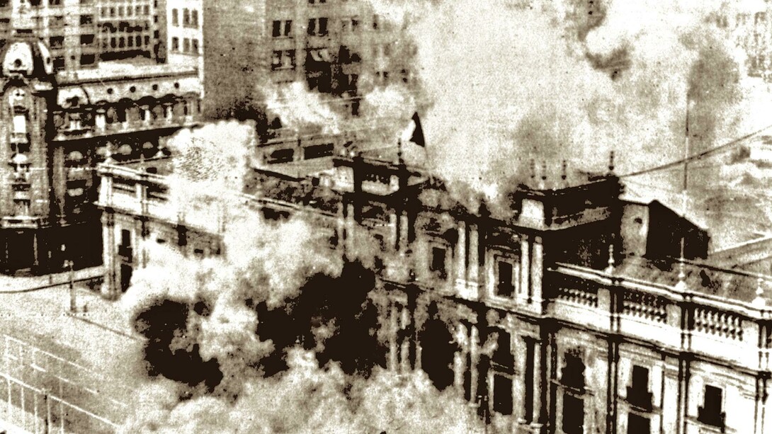 Ataque a La Moneda durante el golpe de Estado de Chile en 1973 contra el Gobierno legítimo de Salvador Allende, quien moriría en el asalto de las fuerzas golpistas lideradas por Pinochet