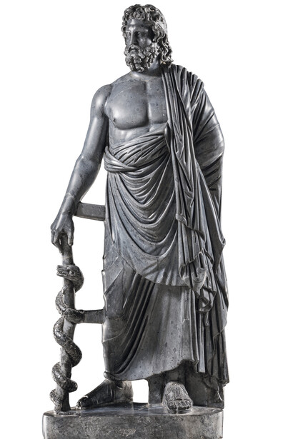 Μαρμάρινο αγαλμάτιο του Ασκληπιού, του κατ’ εξοχήν θεραπευτή θεού της αρχαιότητας. 3ος – 4ος αι. μ.Χ., Αρχαιολογικό Μουσείο Ρόδου © ΥΠΠΟΑ - ΚΒ΄ ΕΠΚΑ (Φωτογράφος Γιώργος Κασιώτης)