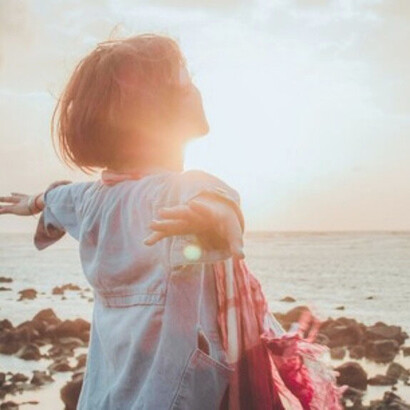 Ragazza al mare. La natura aiuta molto, i boschi, gli alberi, per un loro meccanismo energetico, conservano la magica proprietà di aiutare l’essere umano a sciogliere gli accumuli