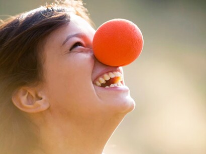 Una mujer con nariz de payaso