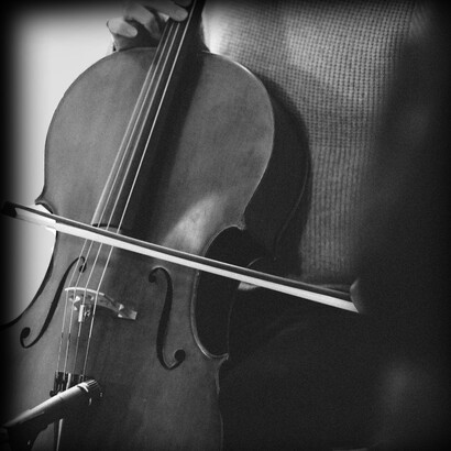 Praticare o ascoltare musica aiuta a sviluppare creatività, concentrazione e sensibilità, arricchendo la nostra personalità