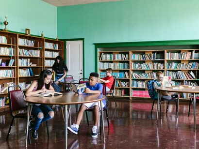 Letture a scuola. Una categoria di ragazzi spinti dalla curiosità o da letture in classe, prendono un libro in mano, anche se in famiglia gli adulti non danno il buon esempio