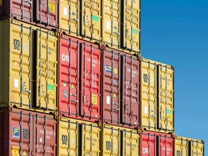 A escala global exige consistência, mas os mercados demandam relevância. A tensão entre controle central e autonomia local é um dos desafios estruturais das organizações globais