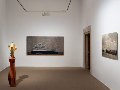 Carlos Garaicoa, La lección de geometría, vista de exhibición. Cortesía de la Galería Pelaires