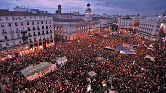 El 15 de mayo, en más de cincuenta ciudades, la sociedad civil española protestó contra los políticos
