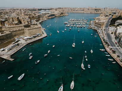 Explore a rica arquitetura de Malta, com suas casas coloridas e ruas estreitas que contam histórias de séculos passados