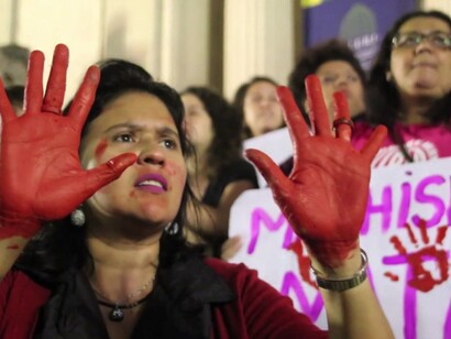 Manos rojas para protestar contra las violaciones en Brasil