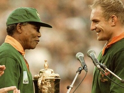 Nelson Mandela y François Pienaar, capitán de la selección sudafricana de rugby que ganó el Mundial de 1995, en una foto para la historia