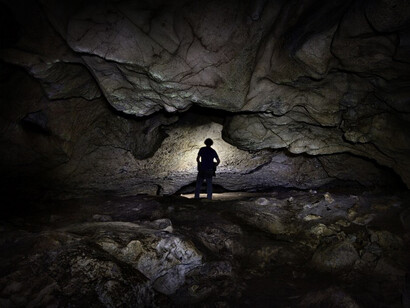 Silueta de una persona en una de las cuevas de Cantabria, España