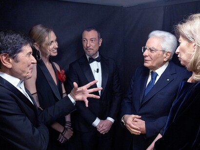 Gianni Morandi, Chiara Ferragni, Amadeus, Sergio Mattarella e la figlia Laura in una foto del backstage del Festival di Sanremo 2023, il primo che ha visto il Presidente della Repubblica tra il pubblico. Foto rilasciata dal Quirinale