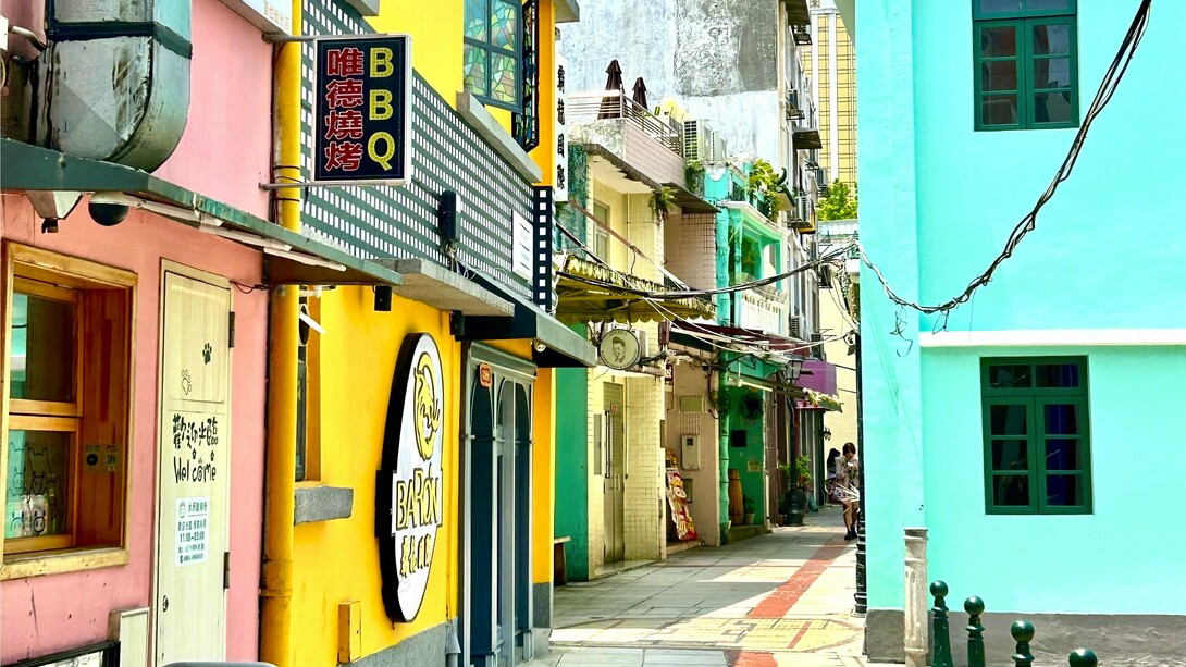 Colourful restaurants in Taipa Village ©Alma Reyes