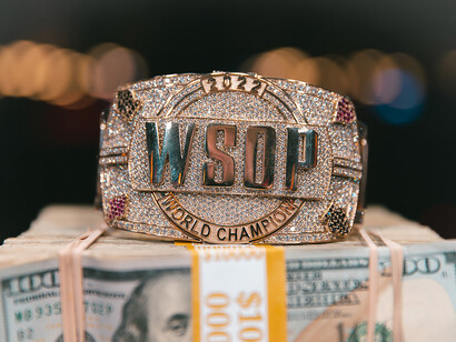 Bracelet d'or 2022. L’an passé, il y eut près de 200 000 participants, plus de 100 nationalités différentes et un prize pool global avoisinant les 350 millions de $ @ Alec Rome