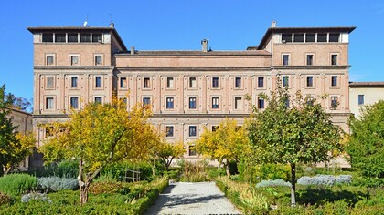 "Domus Nova", Mantova, Italia. Qui si può ammirare un originalissimo soffitto a cassettoni lignei che riproduce un labirinto dorato su fondo azzurro. Nei corridoi del labirinto, spicca la famosa scritta “Forse che sì forse che no”