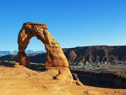 Mais do que um cenário fotogênico, o Arco do Sol é uma experiência sensorial. Há algo de místico em estar ali, entre o calor das pedras e o silêncio vasto da paisagem, uma experiência quase espiritual. Não é apenas um ponto turístico — é um portal simbólico, um convite ao silêncio, à contemplação e ao reencontro e conexão com a natureza em sua forma mais essencial. Um lugar para estar presente e sentir o tempo geológico se impor sobre a pressa cotidiana