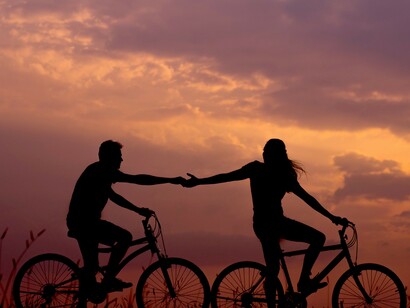 A woman can even be someone with power and great responsibility at work, but in the love relationship she needs to drop the need for power, control, to do everything for the other